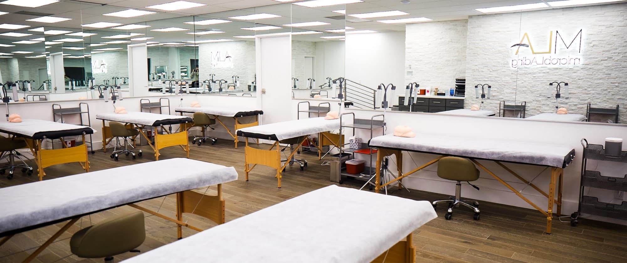 MLA studio — professional workstations with mirrors